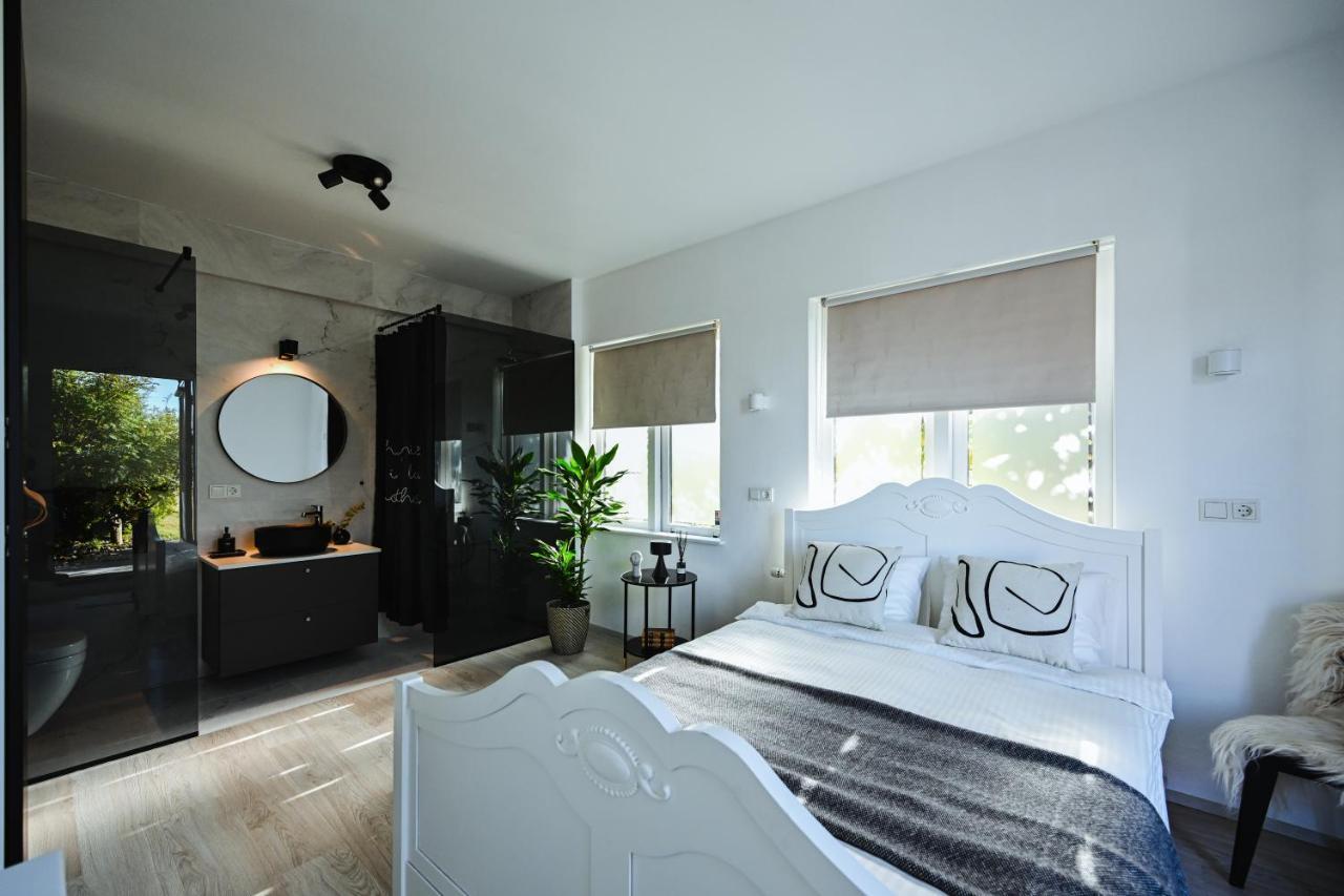 Alka - Cozy Room By The Sea With Private Hot Tub Njarthvik Buitenkant foto
