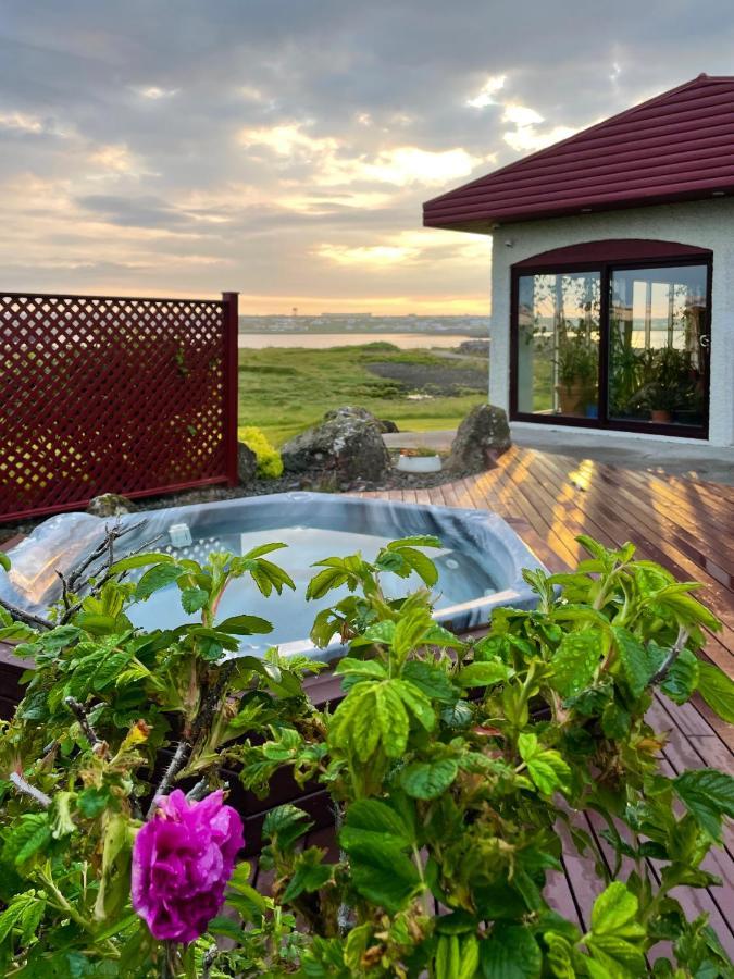 Alka - Cozy Room By The Sea With Private Hot Tub Njarthvik Buitenkant foto